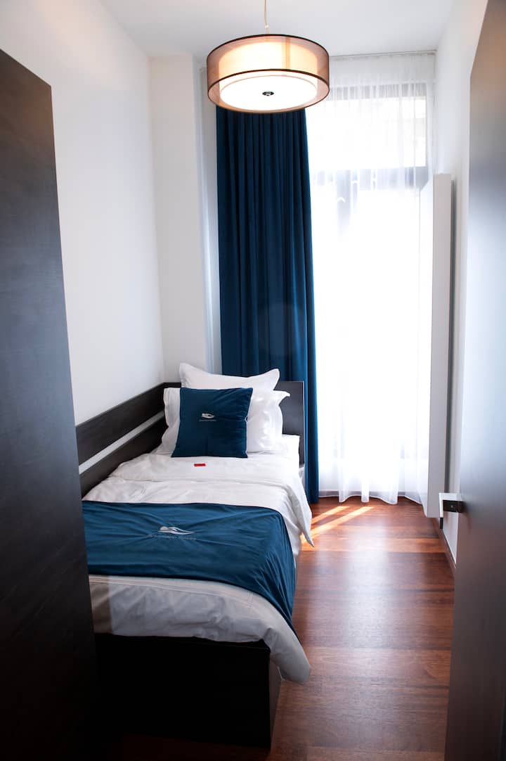 Отпуснете се и се отпуснете в тази спокойна спалня с удобно единично легло и много естествена светлина:

Климатик
Затъмняващи завеси
Гардероб
Спално бельо от египетски памук