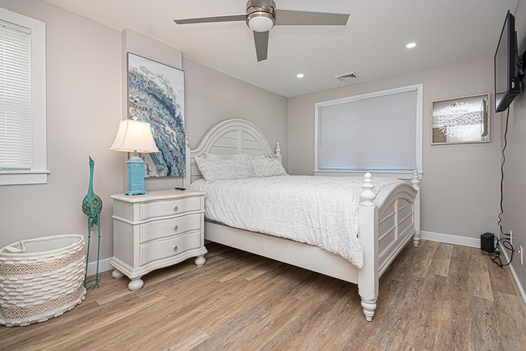 تحتوي غرفة النوم الرئيسية على سرير كبير ومجموعة غرفة نوم كاملة وتلفزيون ذكي وحمام كامل. مرتبة مريحة جدًا! 