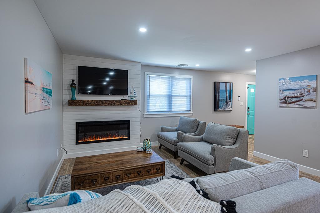 استرخ من يوم على الشاطئ أو الخليج على الأثاث المريح.  تلفزيون ذكي ومدفأة كهربائية. 