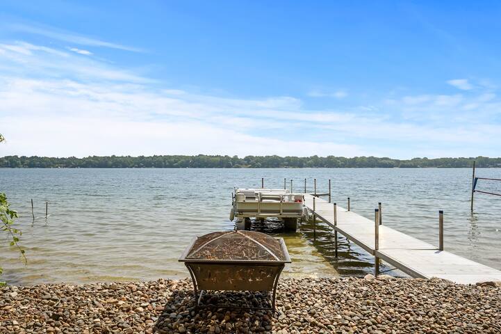 Lake, Boat, Hot Tub, Sauna, Private Chef gallery image 3