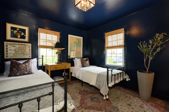 Gundua mtindo mzuri katika chumba cha kulala cha tatu, ambacho kina vitanda viwili pacha.