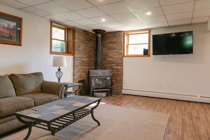 אזור הסלון עם טלוויזיה Roku