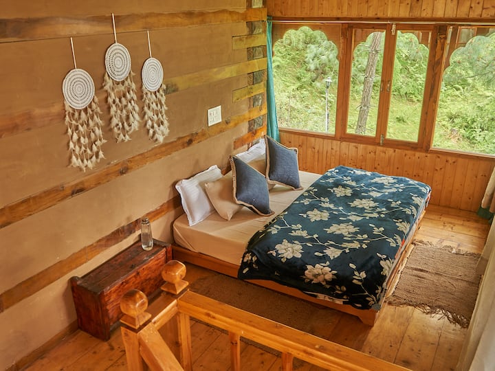 Habitación Ático con Luz de Día. ¡Puedes abrir las cortinas para echar un vistazo al bosque! 