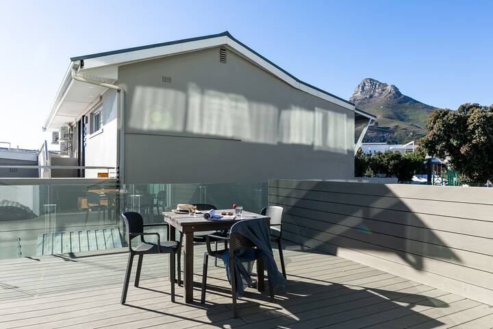 Modern Mountain View Apartment gallery image 2