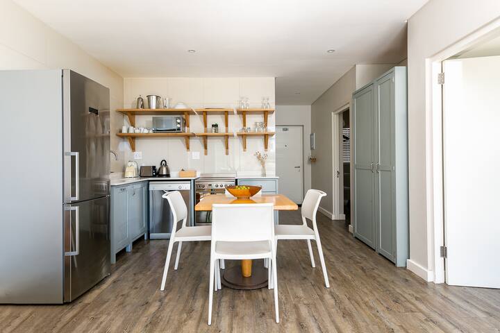 Modern Mountain View Apartment gallery image 4