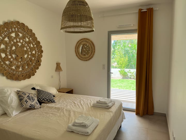 Chambre 1 avec accès à la terrasse et au jardin arrière