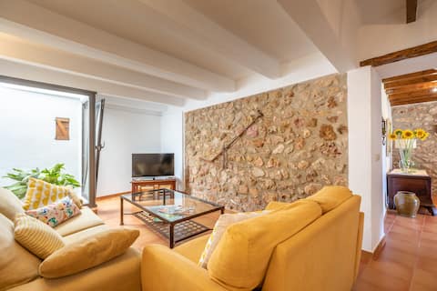 Top Airbnb: Charming Villa in the surroundings of Pollença. in Pollença