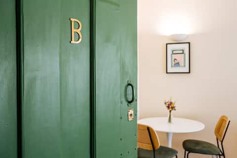 Popular Airbnb listing: A Slice of Portuguese Life in Tranquil Madragoa in Estrela