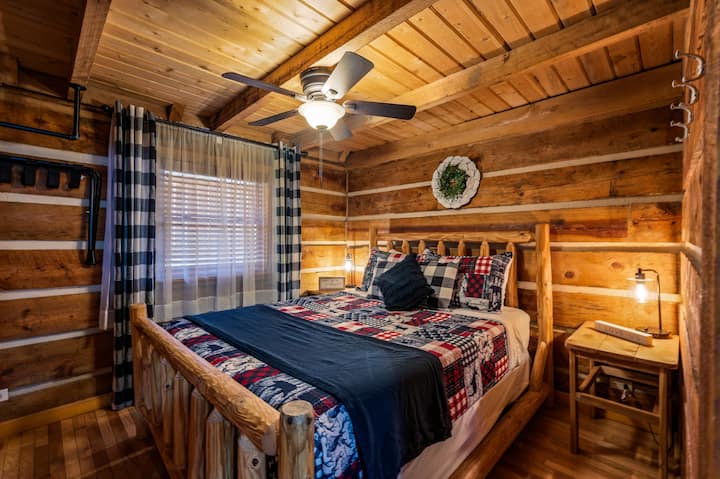 Private master bedroom, Queen bed, Roku TV