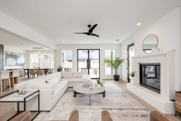 Exquisite Upscale Retreat in the Heart of ATX gallery image 4