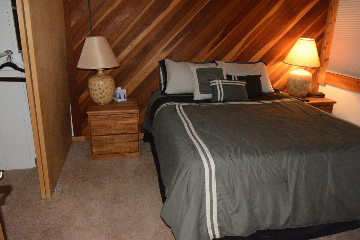 带床和2个床头柜的卧室