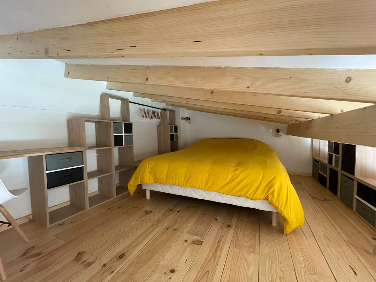 Тази стая е мецанин. Таванът е нисък.