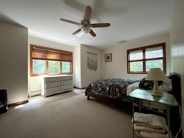 غرفة النوم في الطابق العلوي 4 - تتسع لنوم شخصين - غرفة للحزم واللعب