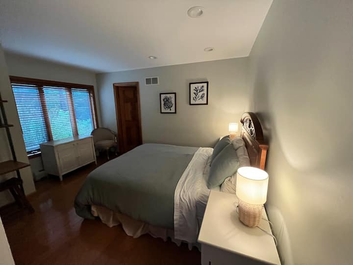 الطابق الرئيسي - غرفة النوم الثانية - تتسع لنوم شخصين