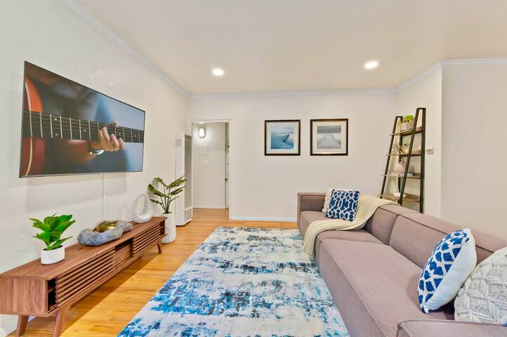 PB Hot Tub Triplex 5BR, MiniGolf, Games & Parking! gallery image 2