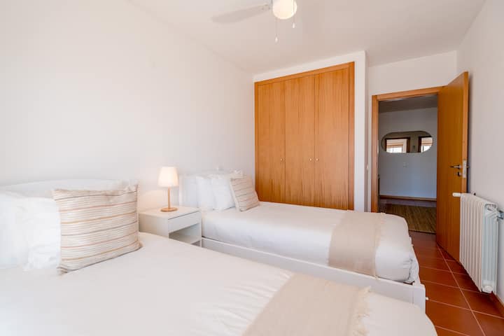 غرفة نوم 3 - سريرين صغيرين وخزانة ملابس فسيحة