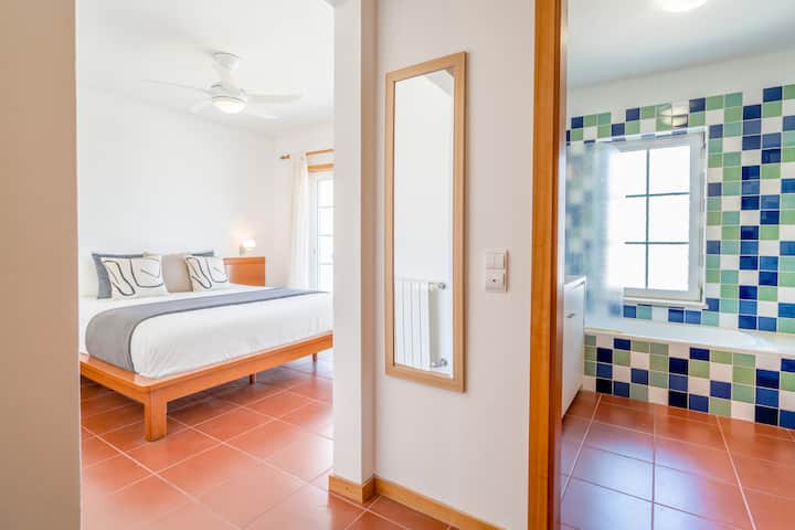 غرفة نوم رئيسية بحمام داخلي