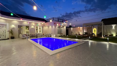 شاليه انيق وراقي بطابع يوناني