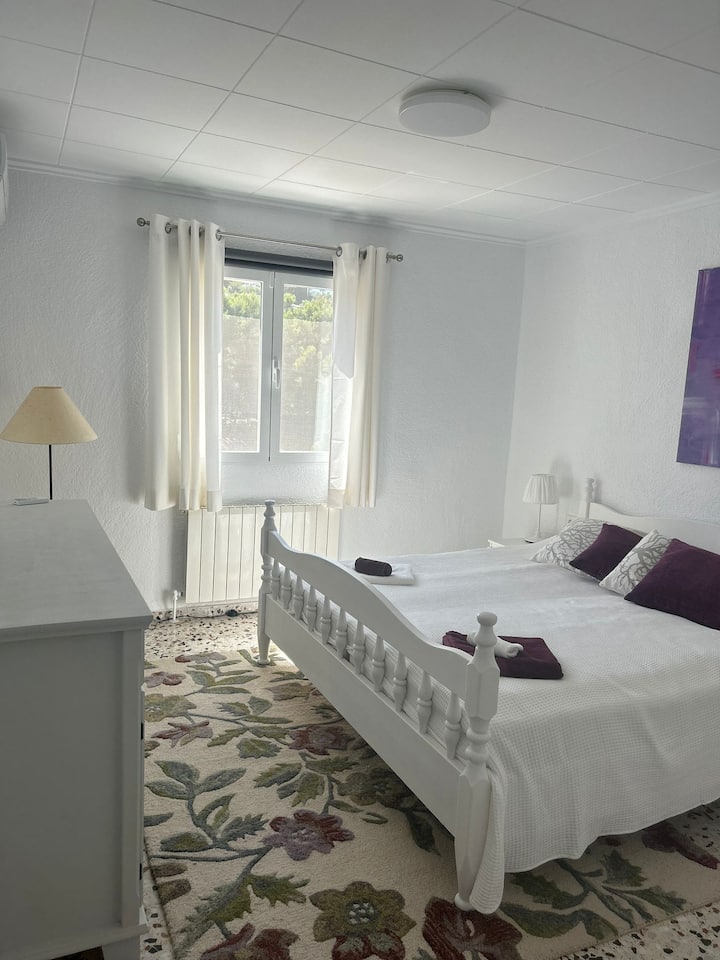 Dormitorio 1 - cama 180*200
Ventana con mosquitero
Aire acondicionado
Baño privado