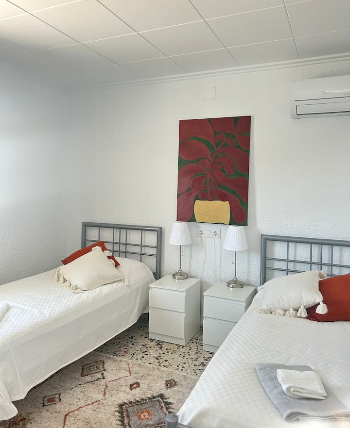 Dormitorio  2 con 2 camas individuales  90*200
Aire acondicionado
Ventana con mosquitero
