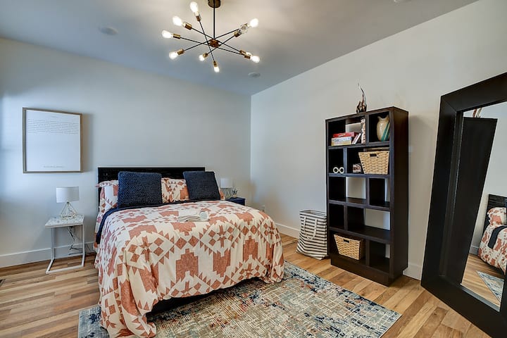 ห้องนอนระดับหลักพร้อมเตียงควีนไซส์