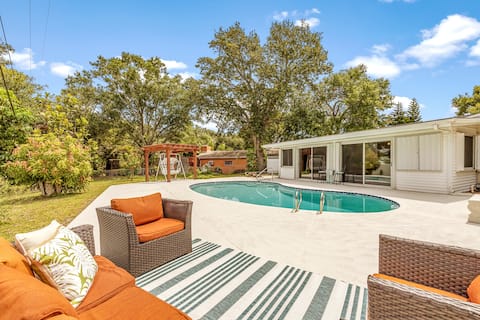 Calm Oasis Home w Pool, Walk to Restaurants