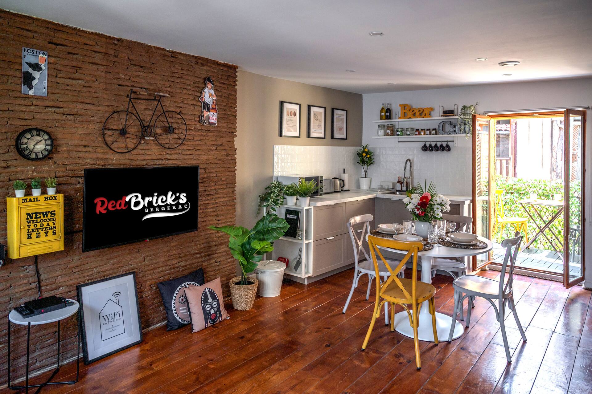 Redbrick's, balcony in the heart of the historic center