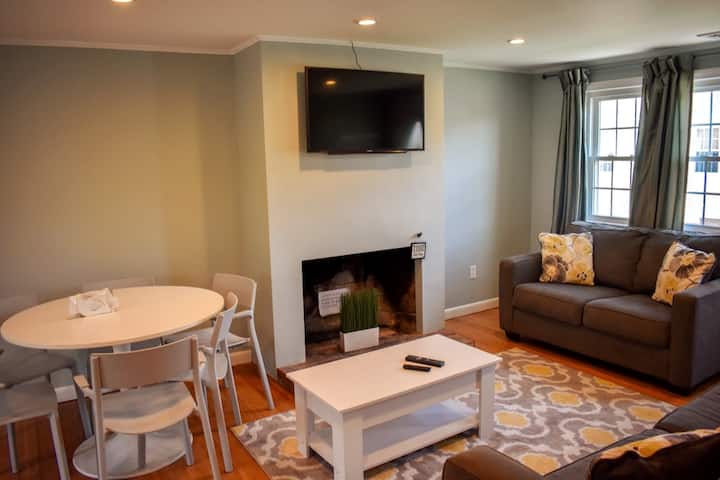 ห้องนั่งเล่นจากทางเดินในห้องนอน 