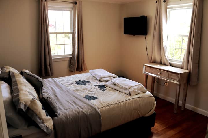 ห้องนอนด้านหน้า/เตียงใหญ่ 