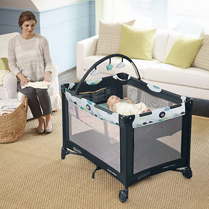 Graco Pack and Play med babybassinet, der er opbevaret i skabet.
 Vandtæt sengetøj er også tilgængeligt.