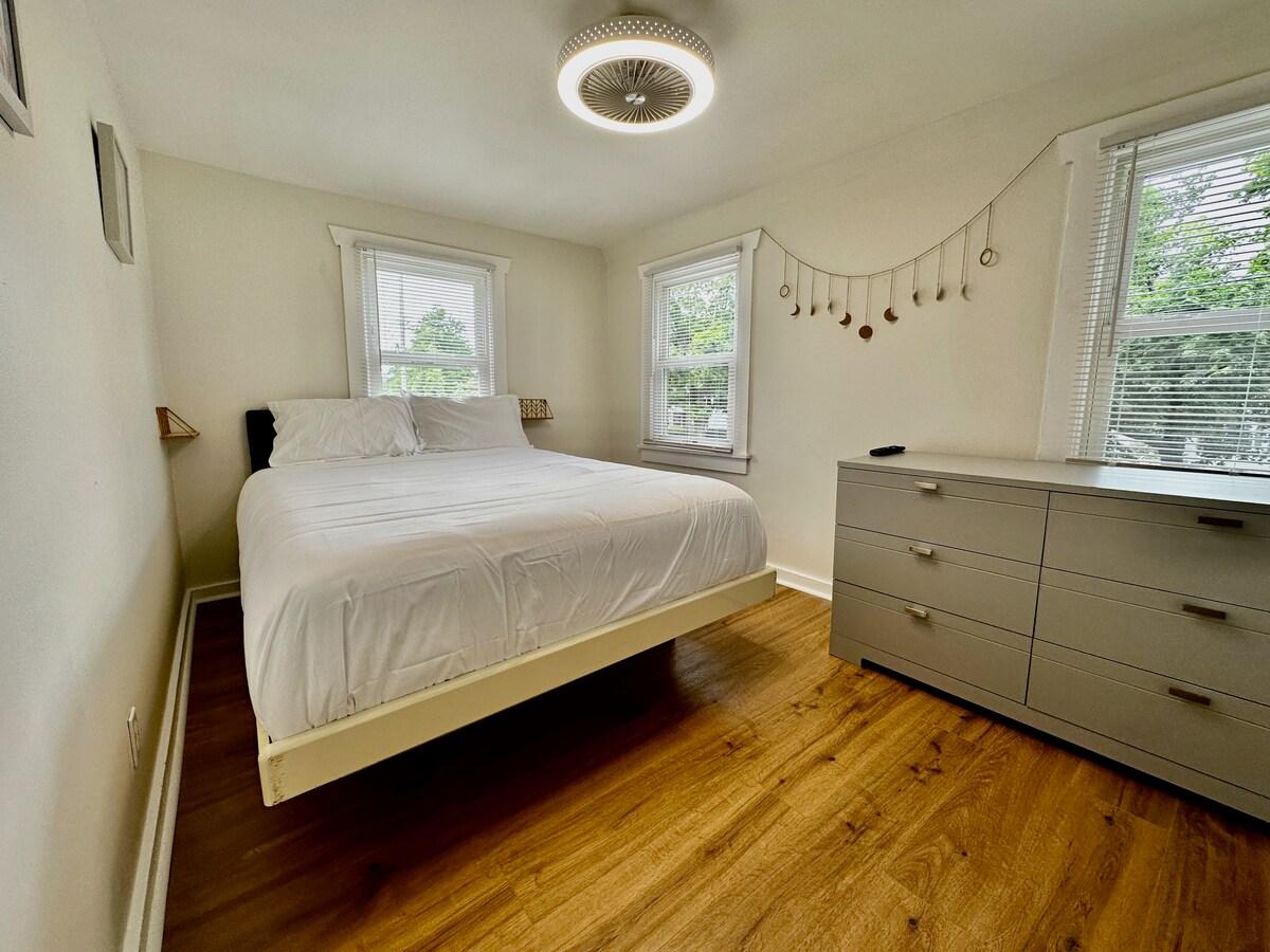 חדר שינה שני עם מזרן ספוג בגודל קווין סייז, מאוורר/אור תקרה בפרופיל נמוך, שידה בגודל מלא וארון כדי ליהנות מנופי עץ נוספים:) 