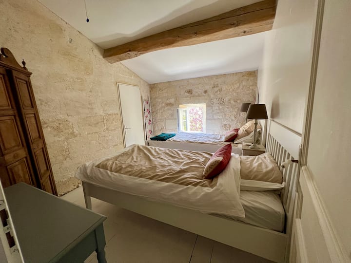 غرفة النوم الخامسة ، في الجزء الأقدم من المنزل