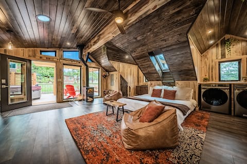 Popular Airbnb listing: Hot tub, Woodstove, Views, BBQ, K Bed, EV charger in Fort Collins / Loveland