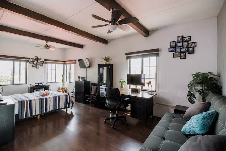 Kitanda cha Sofa
Sehemu ya kufanyia kazi yenye kifaa cha kufuatilia ili kuunganisha kwenye kompyuta mpakato yako, muunganisho wa ethernet unapatikana.