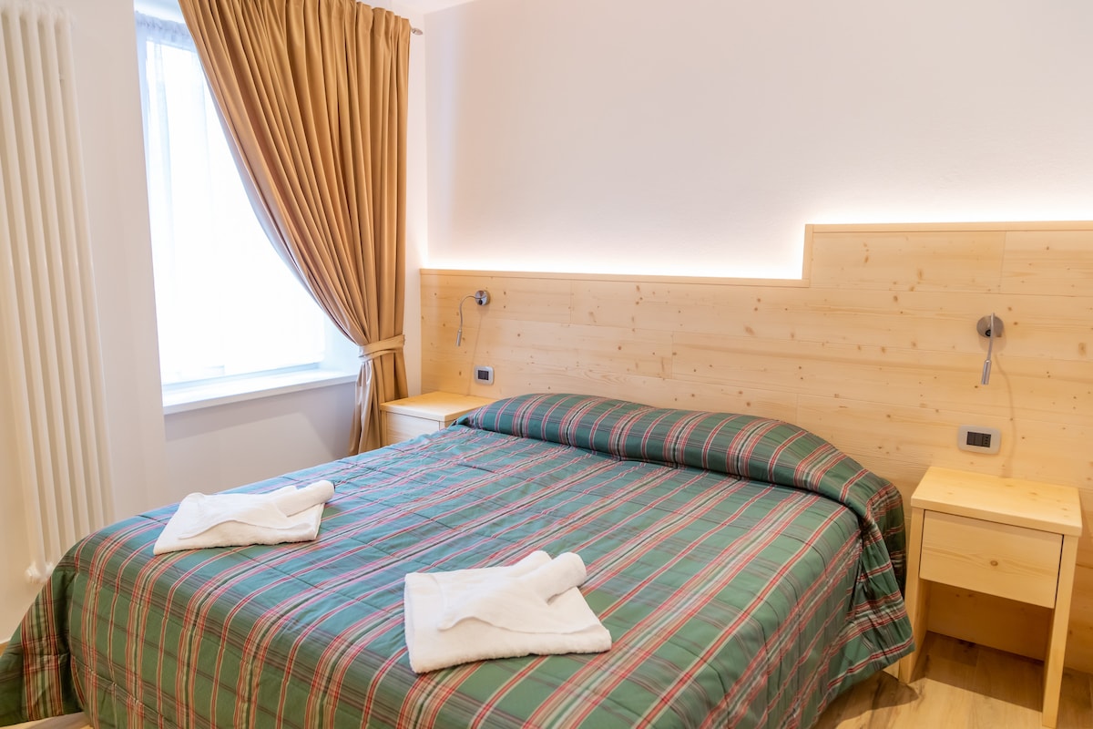 Dvojlôžková izba s manželskou poste