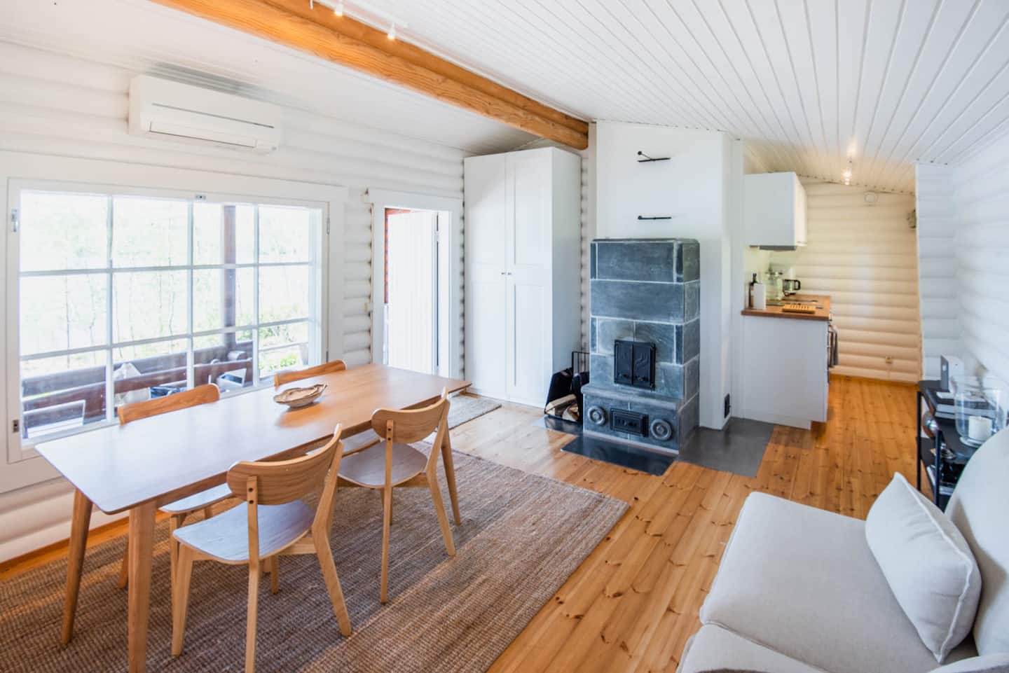 Peaceful Lakefront Cabin 3