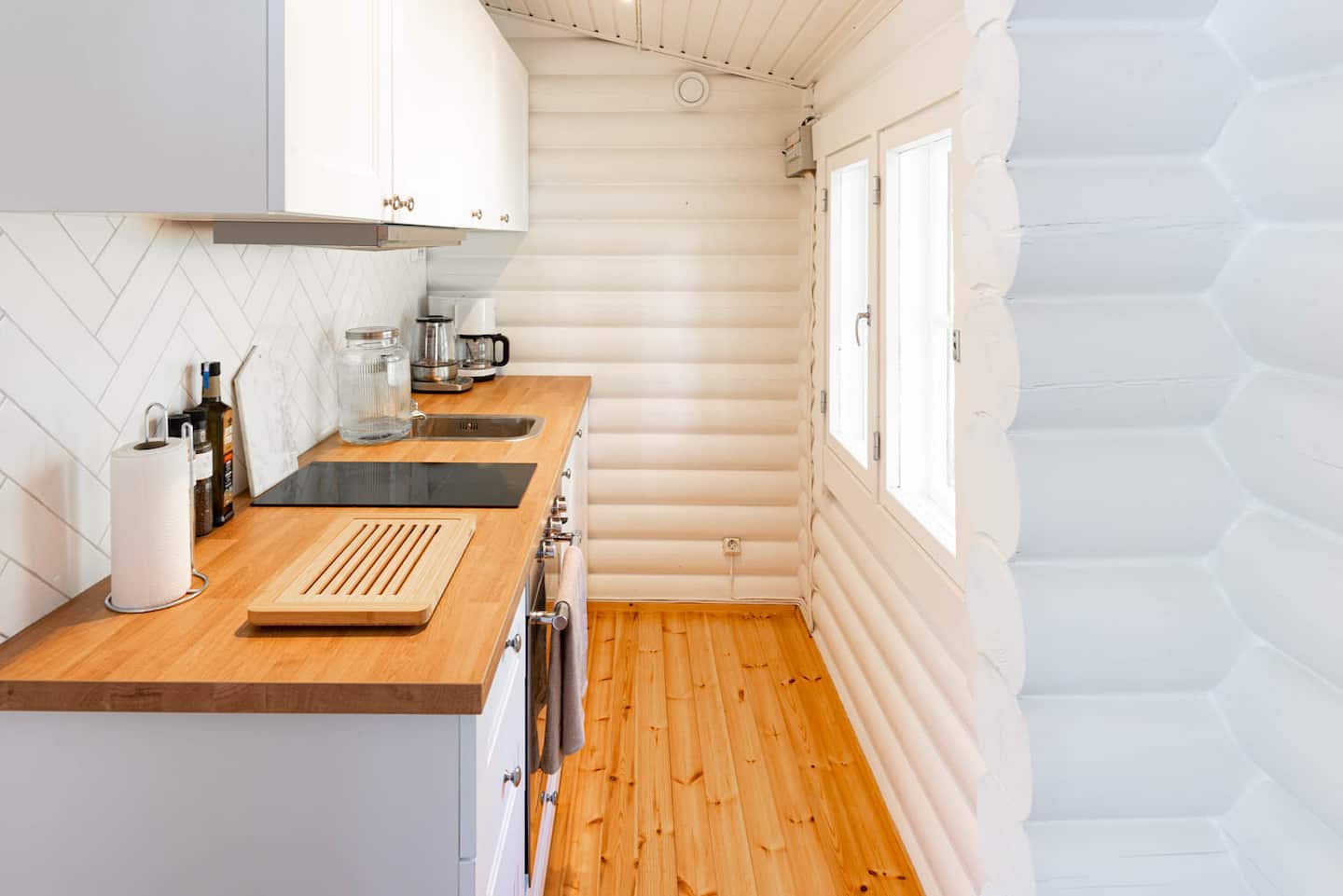 Peaceful Lakefront Cabin 4