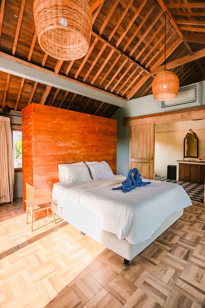 Izba Master 2 s vlastnou kúpeľňou.
Úroveň 2 má vysokú drevenú balijskú strechu. Upozorňujeme, že z dôvodu výškového priestoru môže trvať dlhšie, kým sa ochladí.