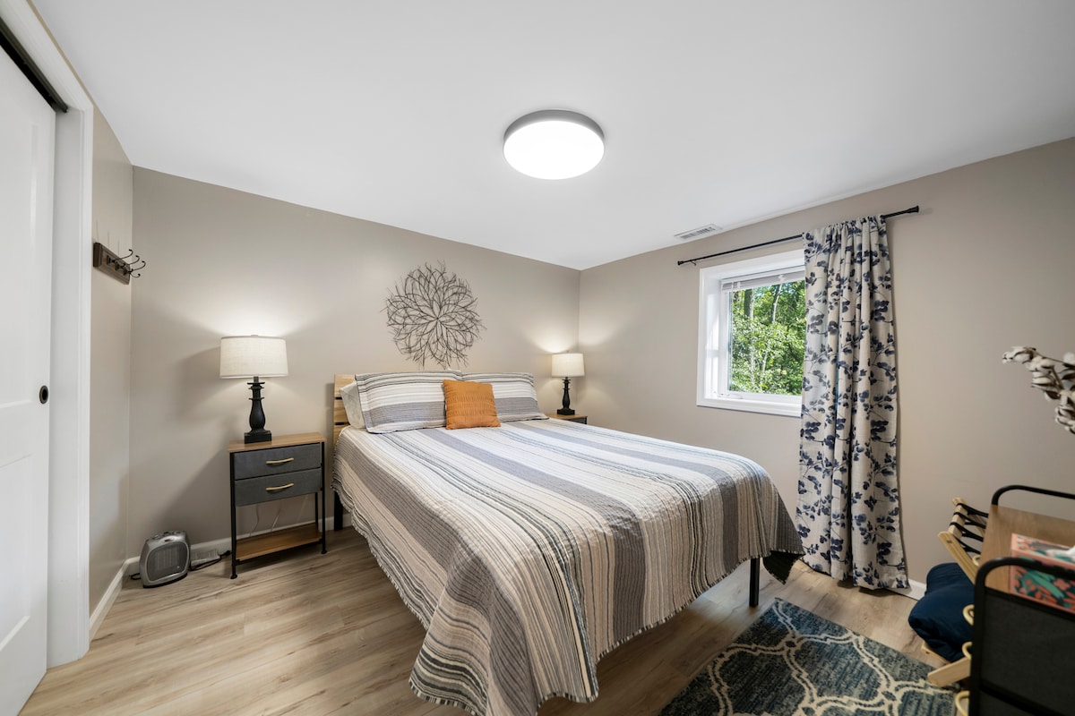 Chumba cha kulala 1 na kitanda cha malkia.