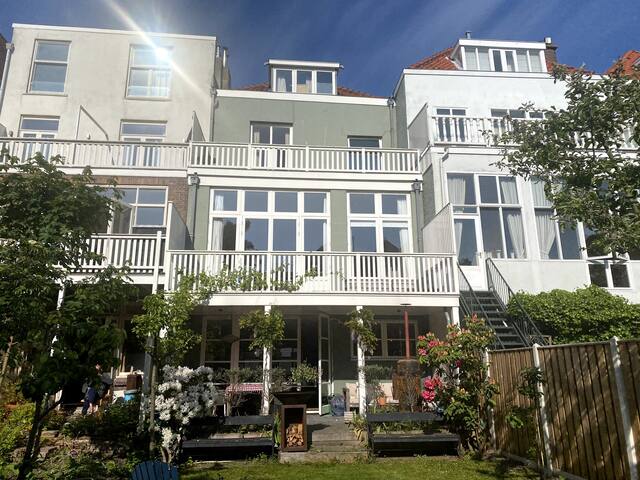 Classic Family House in Center near Beach (4-8)