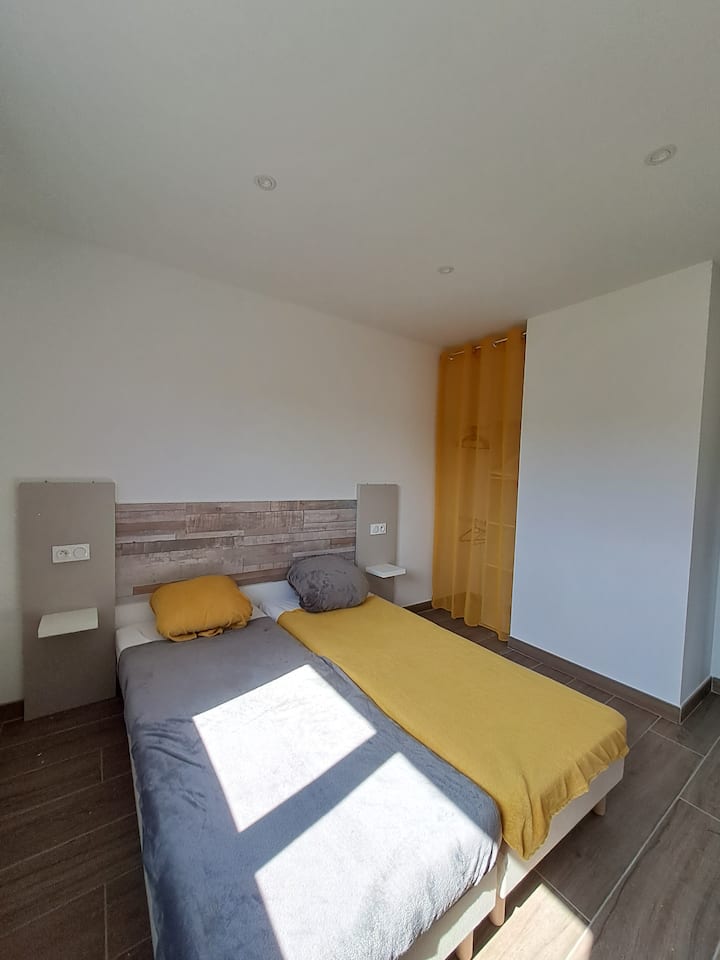 Chumba cha kulala 1 - vitanda 2 katika 80