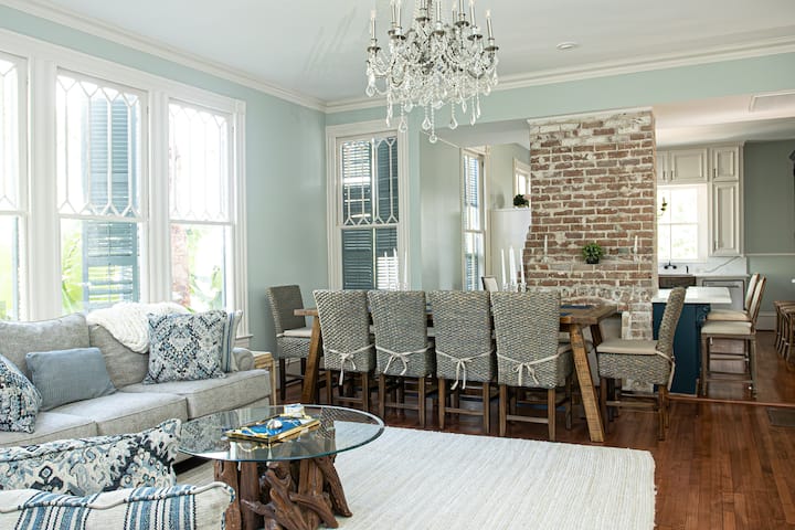 Remodeled 1891 East End Manor With 4/4.5+2 Parlors - Galveston, TX