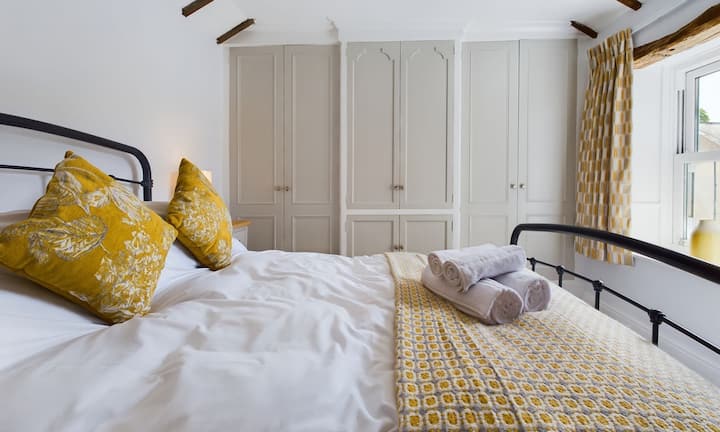 Dhomë gjumi në vilë me krevat dopio, jorgan me pendë rosash dhe dyshek super të rehatshëm me shkumë memorie Emma