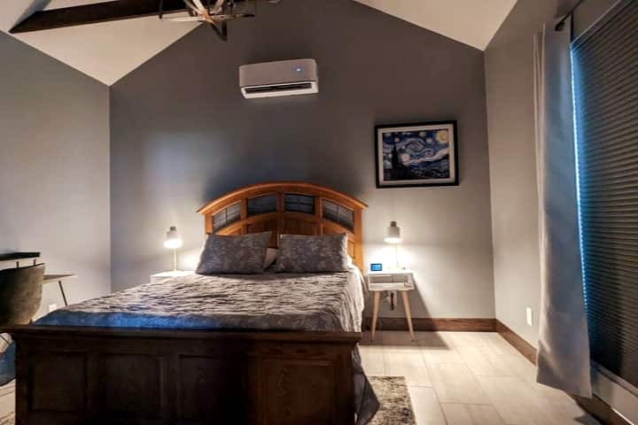 النوم والحصول على أحلام حلوة على مرتبة جل ميموري فوم مدللة. 