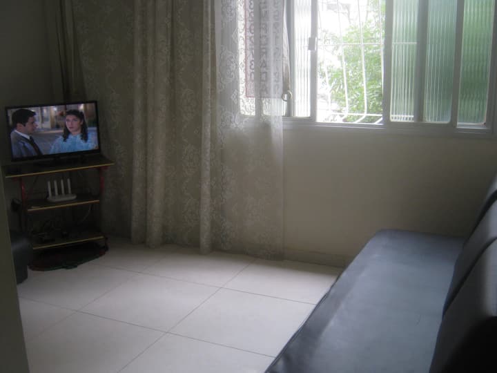 OBÝVAČKA  
1  pohovka 03, 01 TV 32", Signal wifi,  01 Table TV s 02 priehradkami, 01 Cortina, 01 Blecaute, 01 Pohovka s 03 sedadlami ,01 Pohovka s 02 sedadlami, 01 Sedadlo, 01 Frost ventilátor, okno s hliníkovou ochrannou mriežkou.
