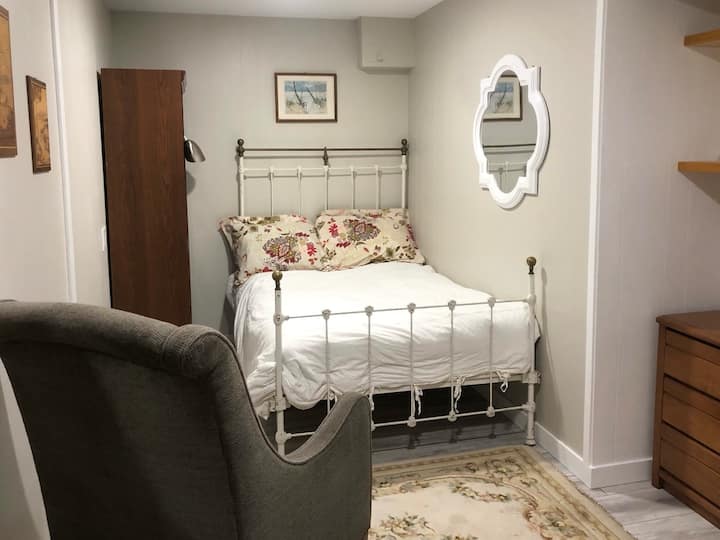 Druhá posteľ je zastrčená v kútiku s oddeľovačom izieb pre súkromie.  Malá plnohodnotná posteľ vhodná pre kratších ľudí alebo deti s dĺžkou 5'7" alebo menej.