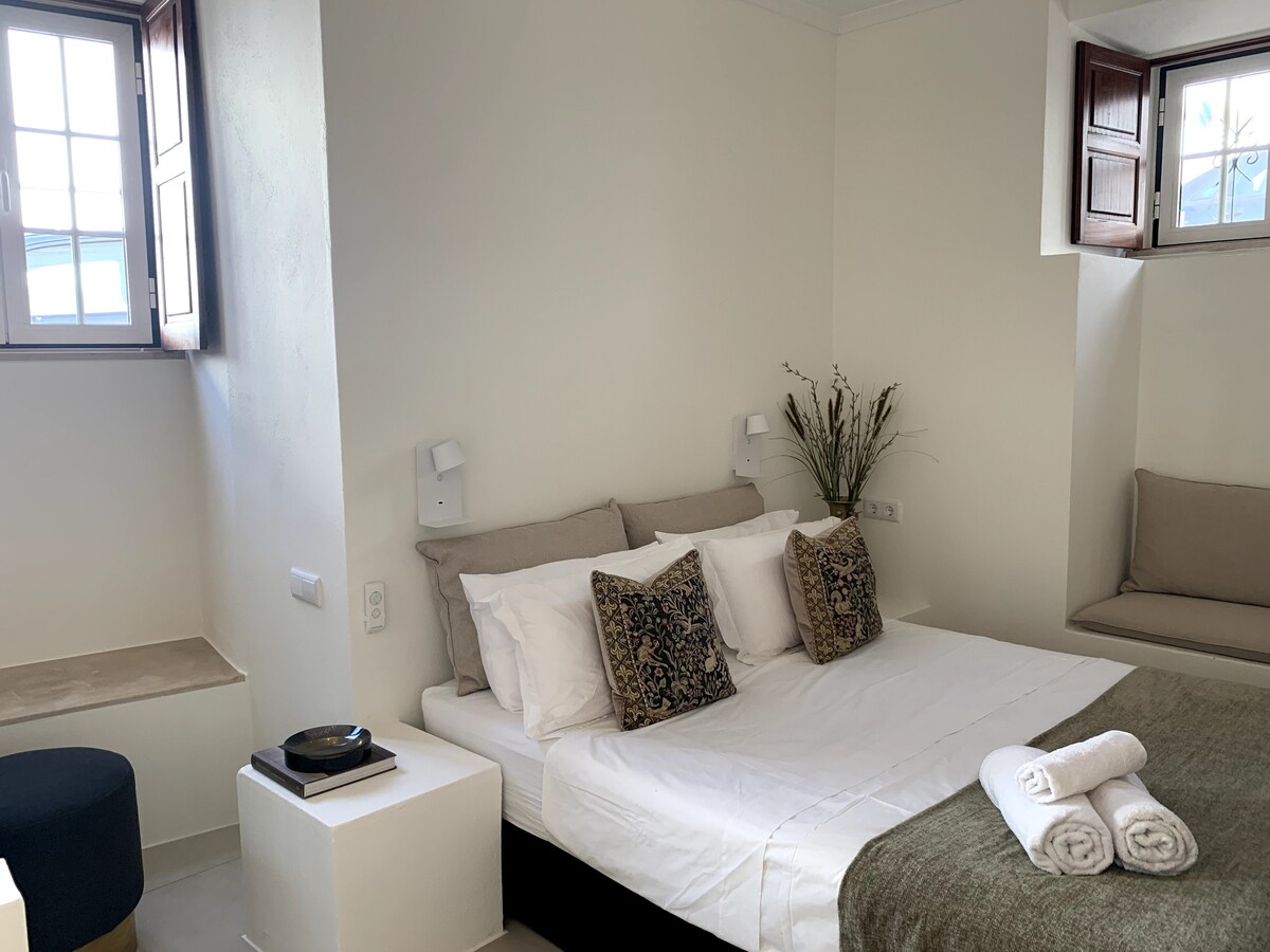 Furahia usingizi wa starehe wa usiku katika kitanda chenye ukubwa wa malkia chenye taa rahisi za kusoma ukuta.