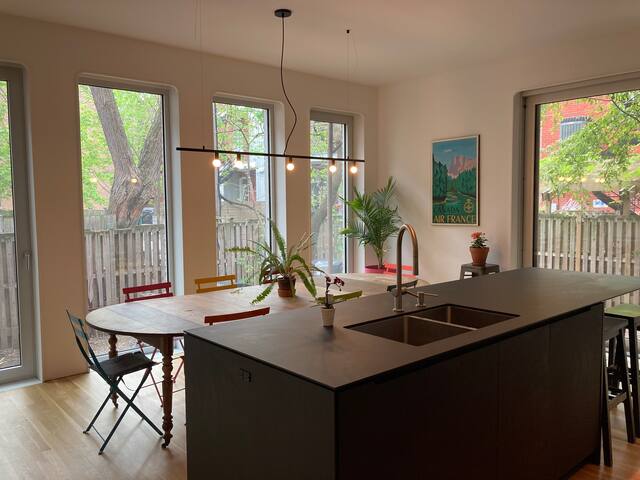 Airy Duplex Facing the Park – Walkable & Welcoming