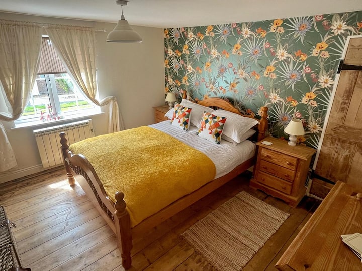 Master bedroom with Kingsize bed.