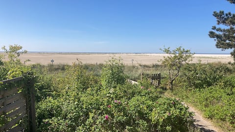 Beach house with ocean views right on the Kniepsand
